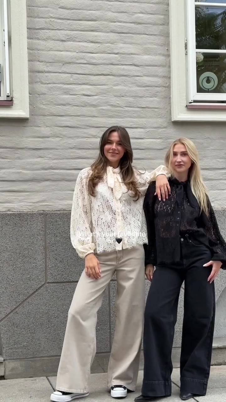 Tuva og Sofie viser blondebluser fra Deg & Meg