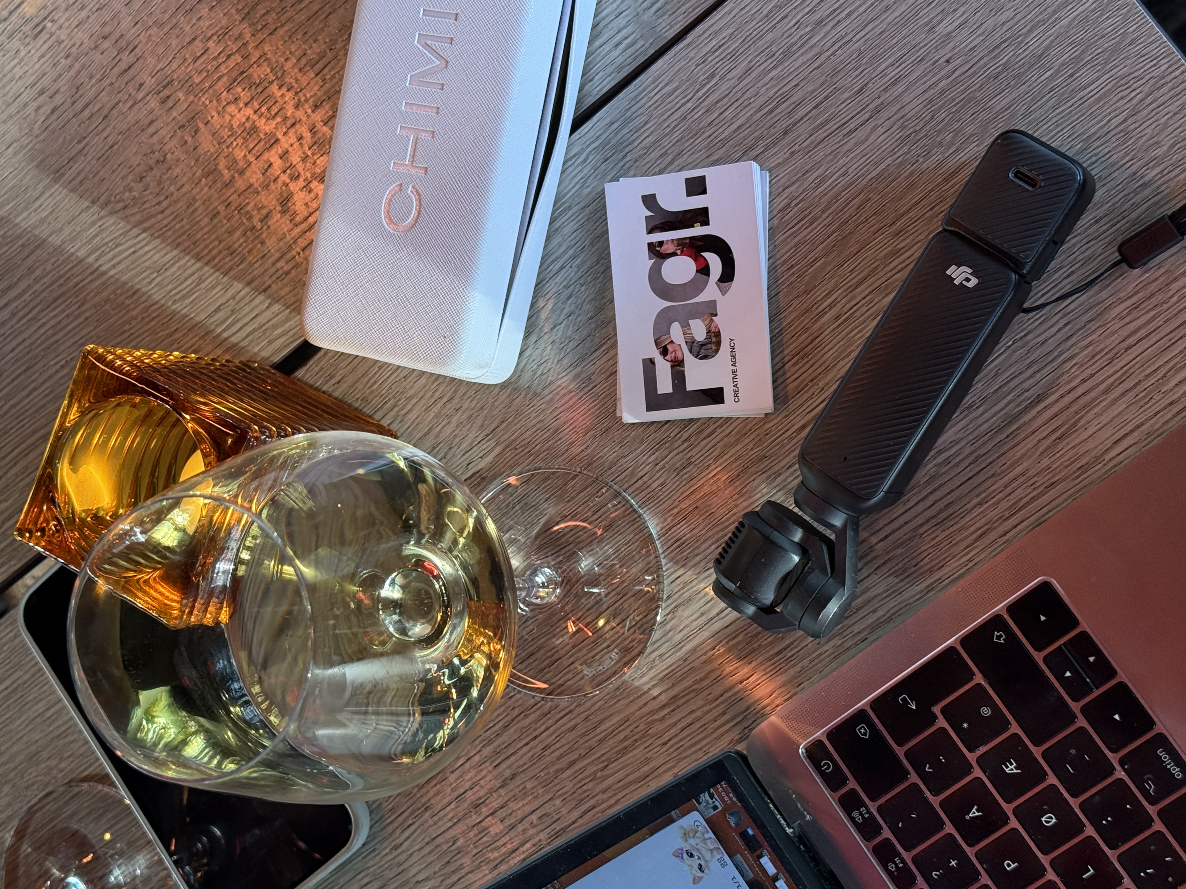 Kamera, Fagr-kort og et glass ved arbeidsbordet