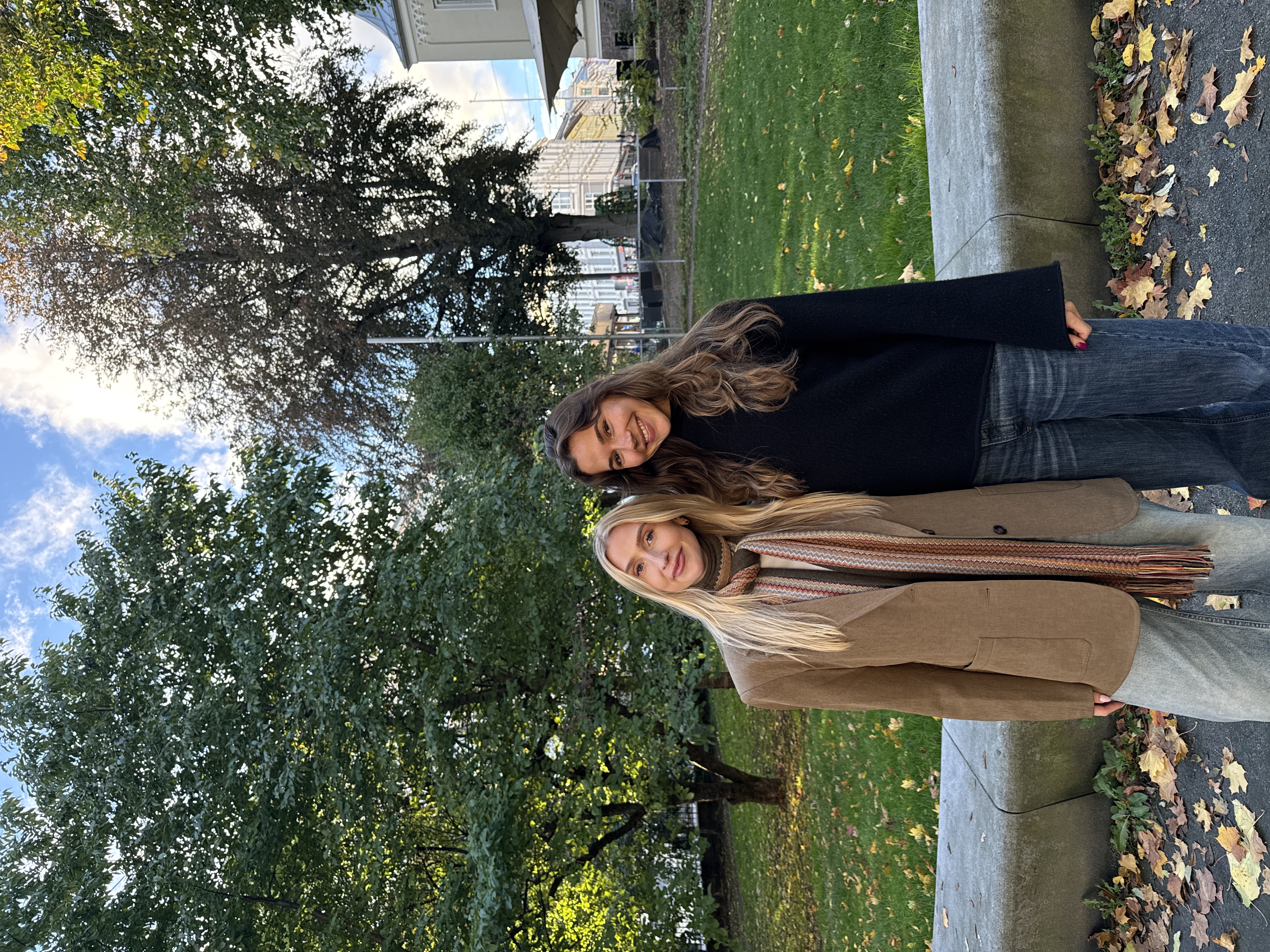 Tuva og Sofie i parken
