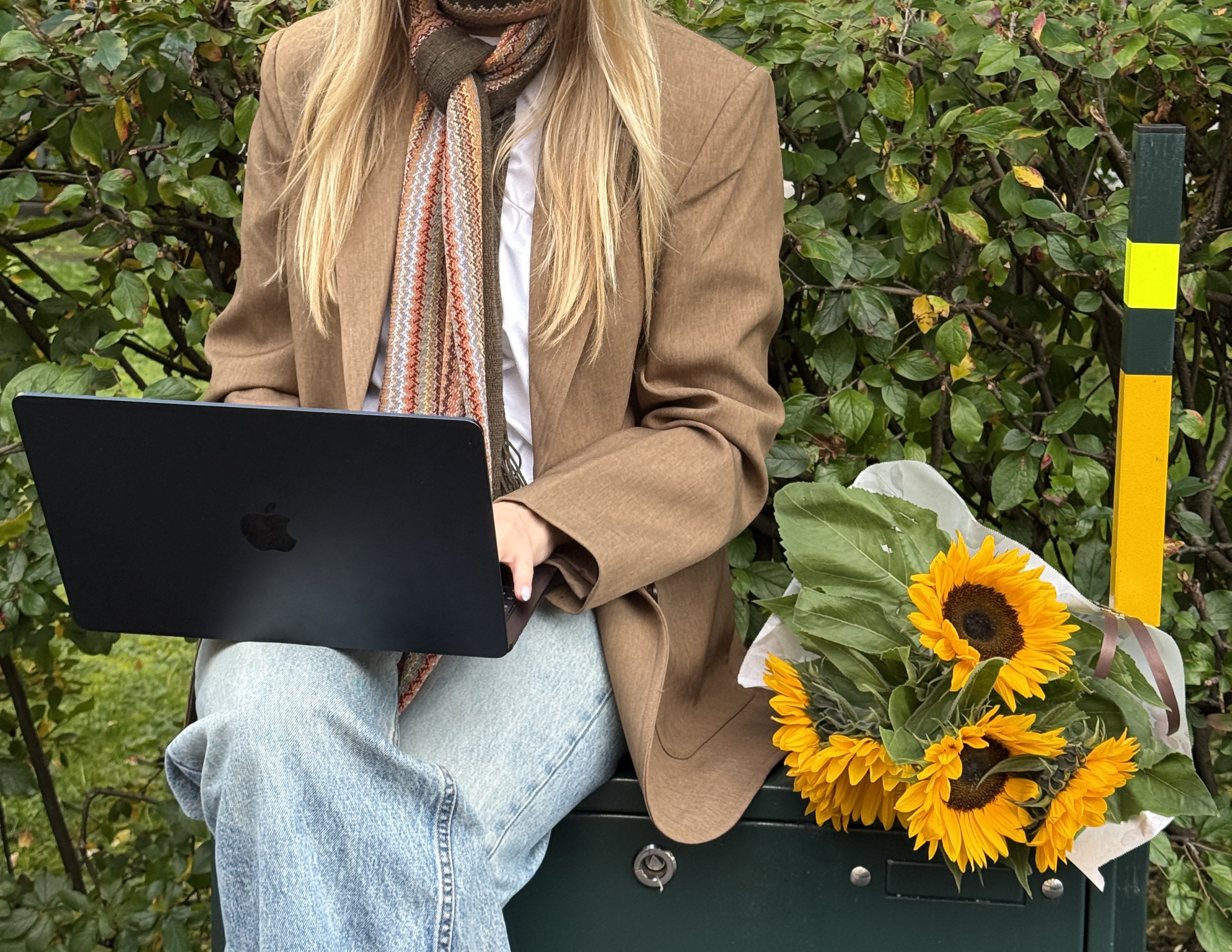 Arbeid ved laptop ute i byen